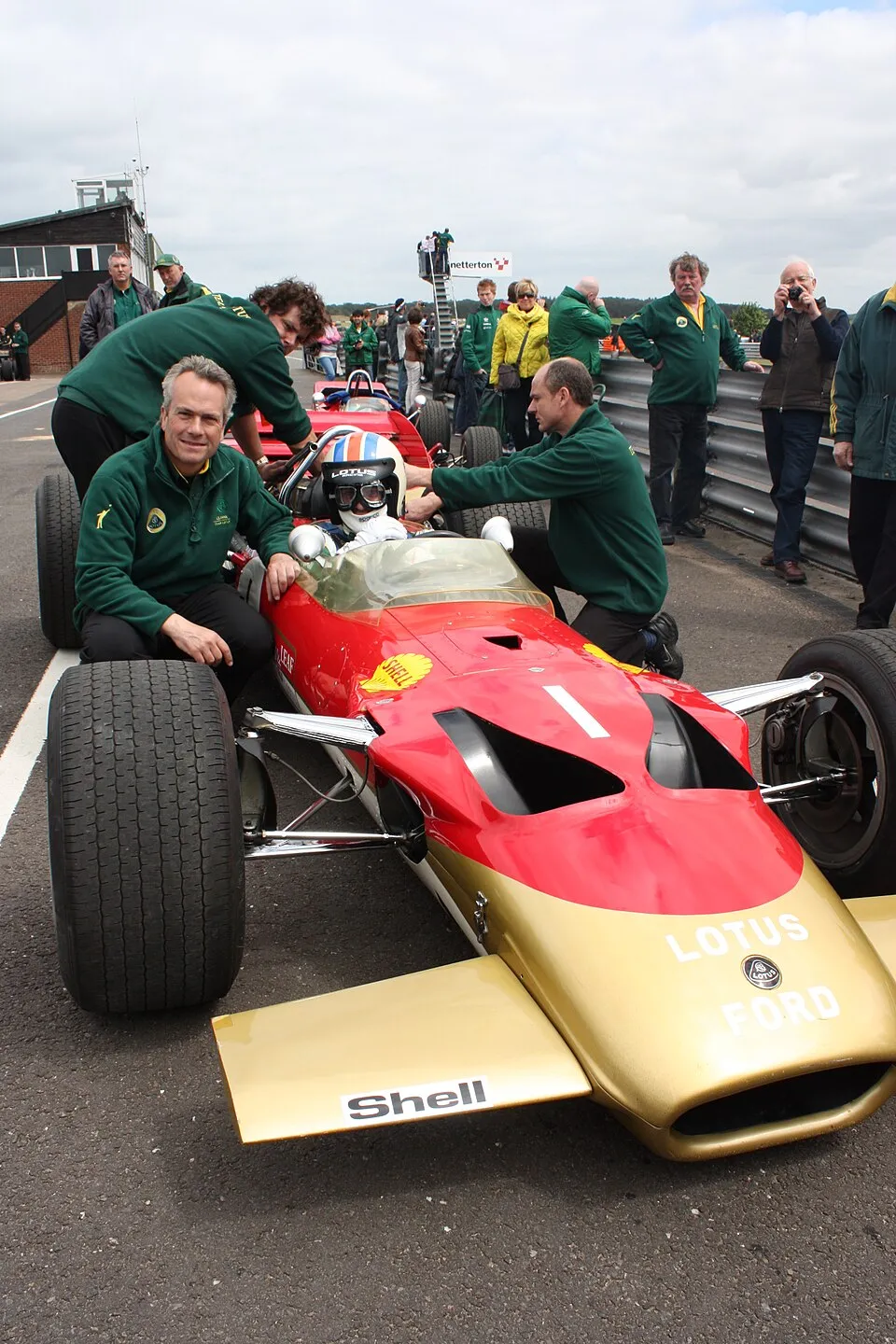 Gold Leaf Team Lotus 49B, kırmızı-beyaz-altın renklerde, Snetterton